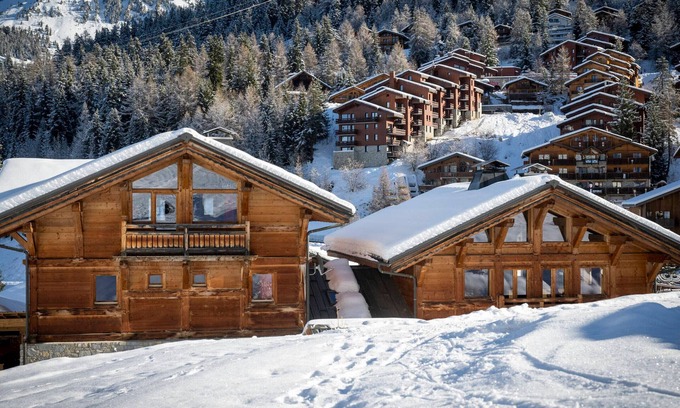 Plagne 1800 Ski Chalet | Spacious Chalet Plagne 1800 with Kitchen & Hot Tub Access