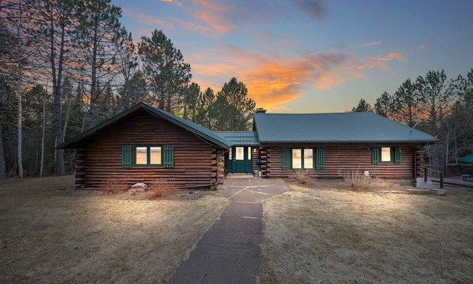 Lutsen Cabin | Serene Cabin with Breathtaking Sunset Views on Caribou Lake