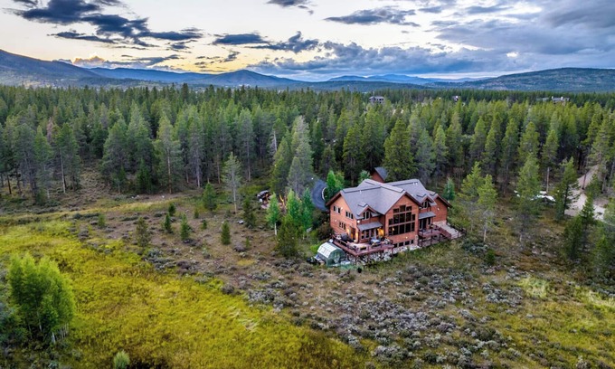 Granby House | Alpine Retreat: Guest Rated 9.8 with Ocean View & Kitchen
