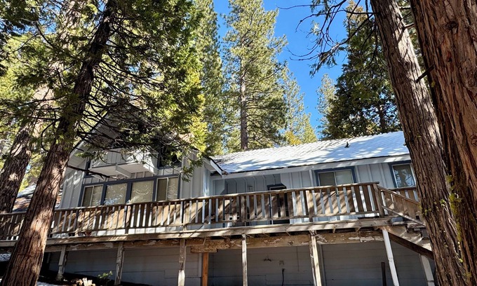 Strawberry Cabin | Cozy Cabin Retreat - Minutes from Pinecrest & Dodgeridge