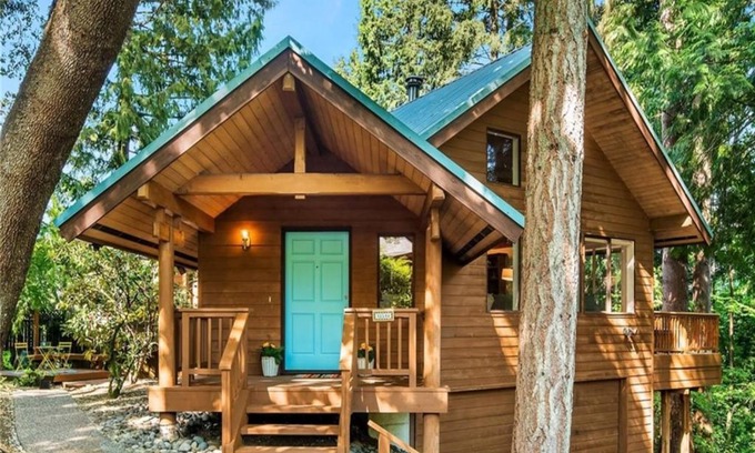 Cedar Heights House | Comfortable Cabin Retreat with Hot Tub and Sauna Access