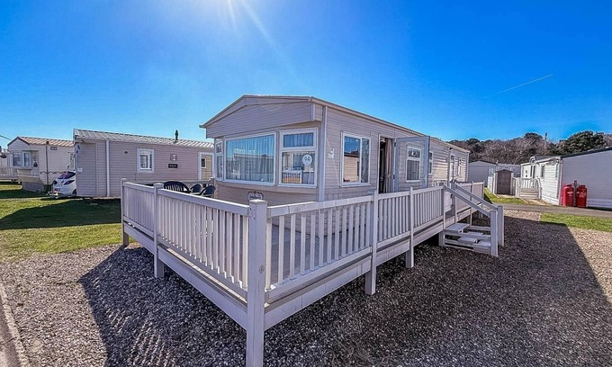 Lowestoft House | Cozy Caravan by the Beach in Suffolk with Ocean Views
