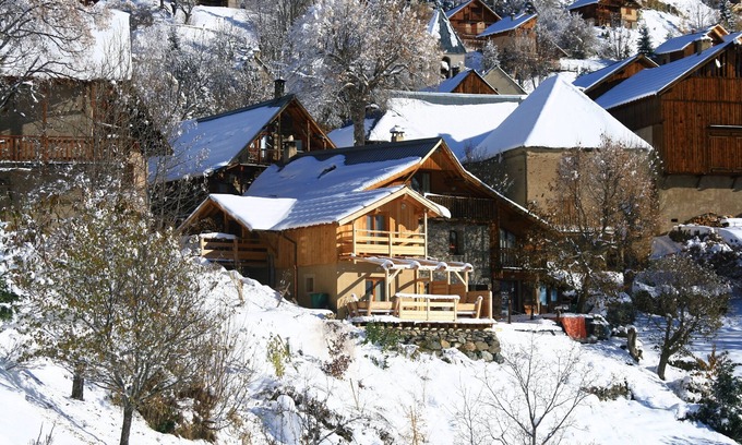Villard-Reculas Ski Chalet | Beautiful Outdoor Chalet with Pool and Ocean View Amenities