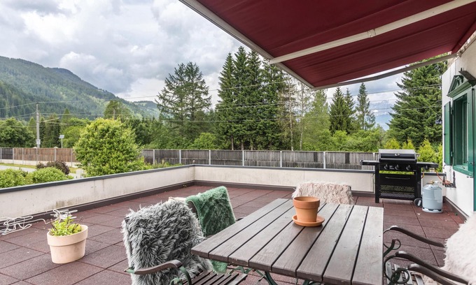 Gundhabing House | Cozy Chalet Steps from the Ski Lift with Modern Amenities