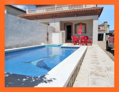 Miami Platja Ski Chalet | Family-Friendly Chalet with Pool near Miami Platja Beach