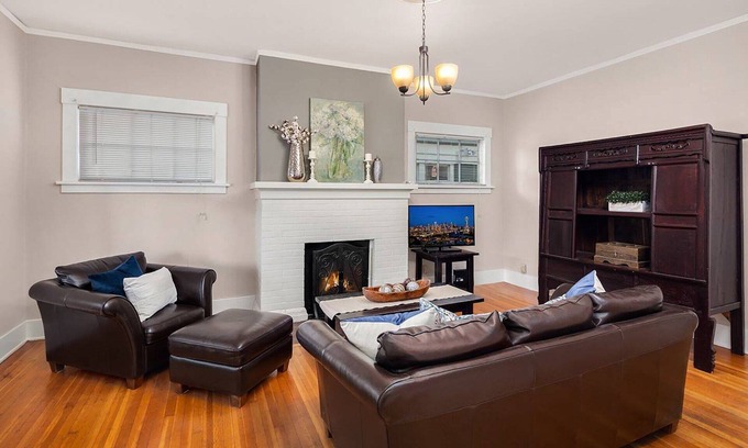 Eastlake Apartment | Pet-Friendly Seattle Craftsman Apartment with Spa Access