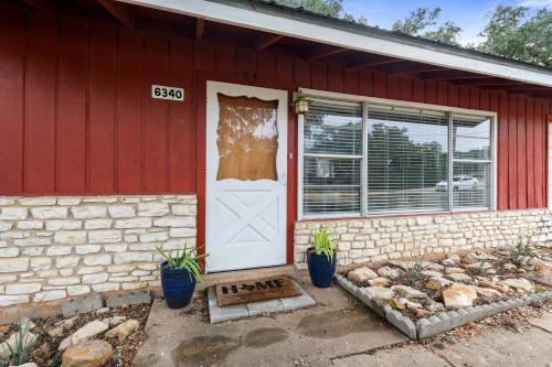 Oatmeal House | Spacious Chic Cabin with Private Yard in Marble Falls, Texas