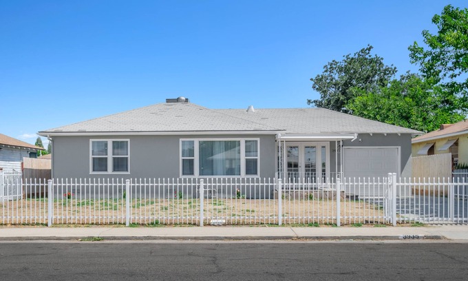 Raisin House | Pet-Friendly 2-Bedroom Retreat, Just Minutes from Airport