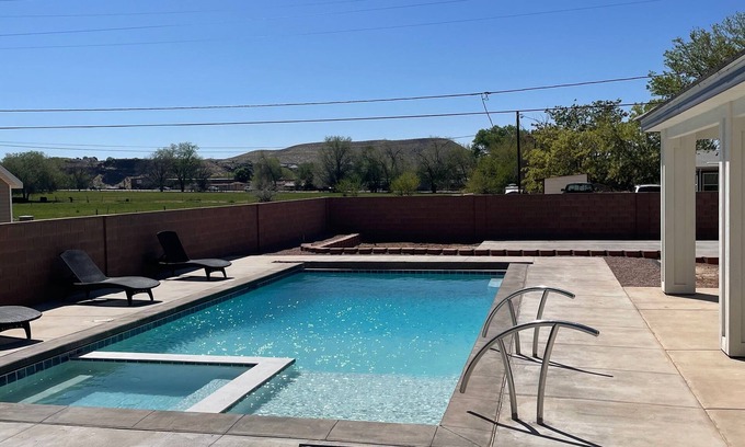 La Verkin House | Inviting Retreat Near Zion with Private Pool & Pickleball
