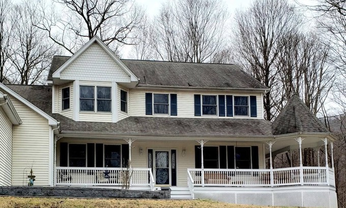 Cornwall House | Welcoming Colonial Retreat with Kid-Friendly Amenities