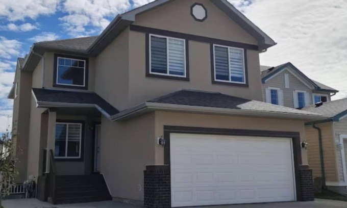 Calgary House | Comfortable Air-Conditioned Hotel Near Airport with Spa