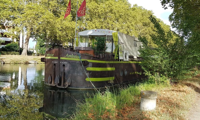 Cote Pavee Boat Rental | Modern Houseboat Retreat in Downtown Toulouse, Rated 10/10
