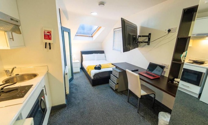 Selly Oak Apartment | Comfortable Studio Steps from the University - Rated 9/10