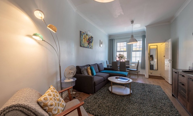 Camden Town Apartment | Inviting 2BR Flat with Spa and Hot Tub - Rated 9.6/10