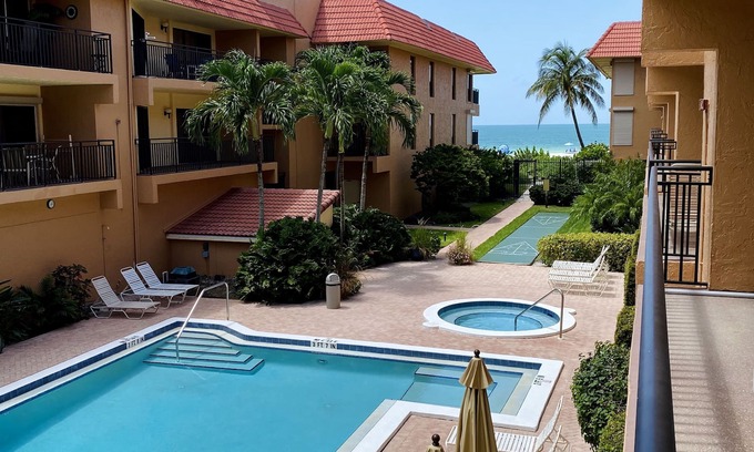Holmes Beach Condo | Prime Beachside Condo with Ocean View and Spa Amenities