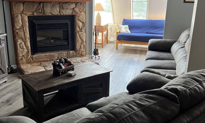Snowshoe Condo | Spacious, convenient, welcoming Leatherbark 2bd-2ba sleeps 8, WiFi+parking!