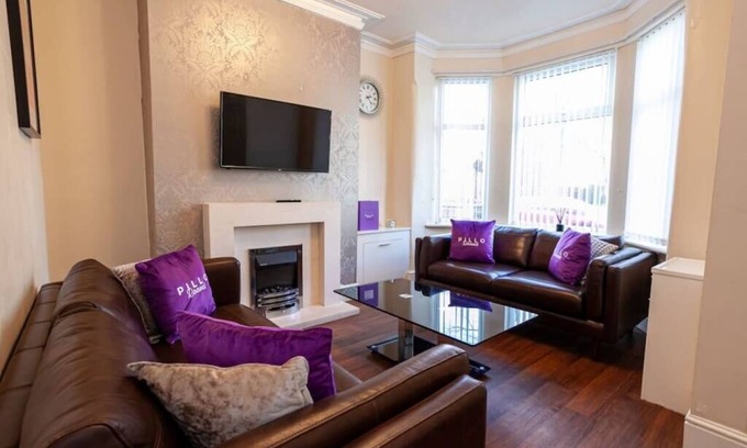 Walkden House | Comfortable 2 Bedroom House near Bridgewater Canal