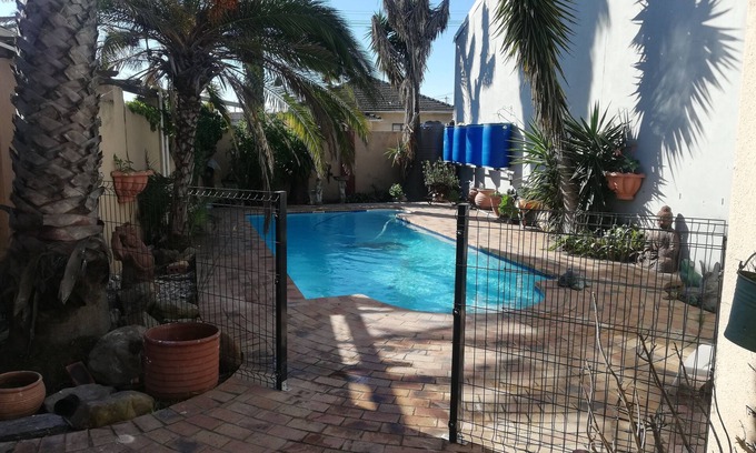 Cape Town House | Modern Family Haven with Pool & Spa – Rated 9/10!
