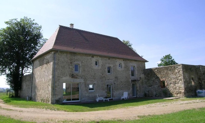 Chirat-l'Eglise Cottage | Spacious Gite Chirat-l'Église with Kitchen for 8 Guests