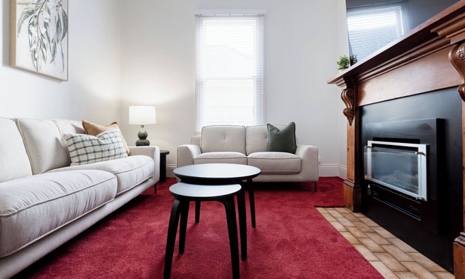Launceston CBD House | Inviting Cottage Retreat Steps from the CBD with Breakfast