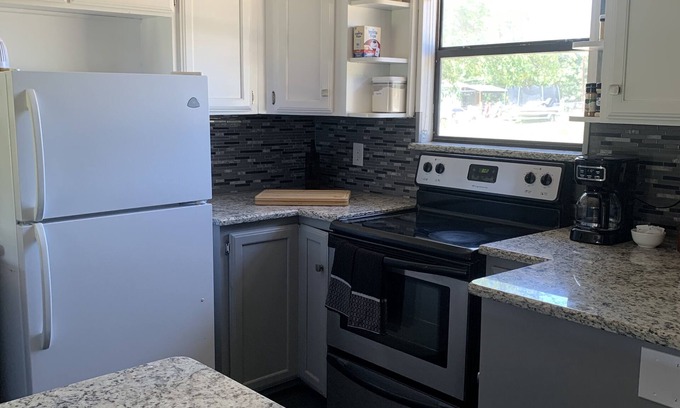 Granbury Cottage | Pet-Friendly Cottage with Lake Views and Breakfast Included