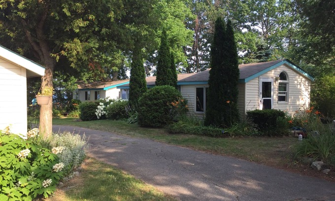 Applegate Cottage | Charming Cottage with Lake View and Pet-Friendly Amenities