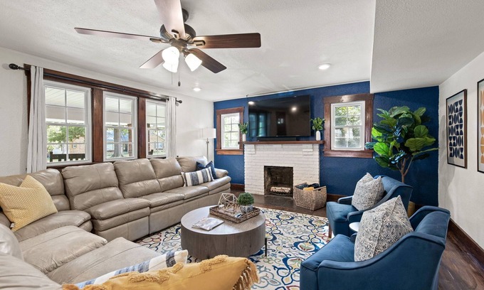 Columbia House | Cozy Retreat with Hot Tub & Game Room near Downtown
