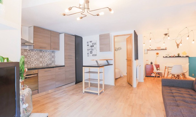 Orcines Apartment | Budget-Friendly Cozy Nest in Central Royat with Spa & Breakfast