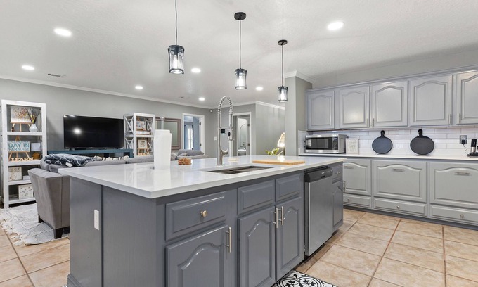 Kreole House | Cozy Retreat Near Beaches with Spa & Hot Tub Access