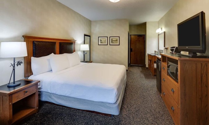 Sioux City Hotel | Deluxe King Suite at Stoney Creek Sioux with Great Amenities