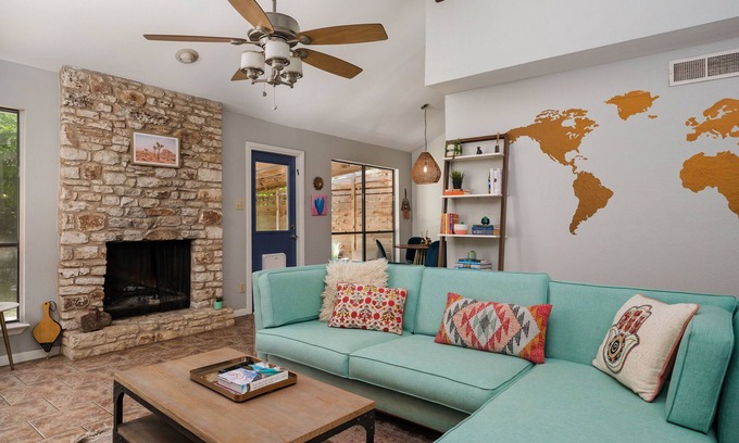 Barton Hills House | Cozy Desert Bungalow with Spa and Hot Tub near Barton Springs