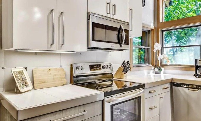 Bushkill House | Inviting Design Lodge in Woods - Ideal for Families