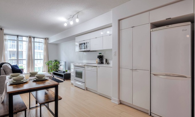 Downtown Toronto Hotel | Spacious Designer Suites in DownTown