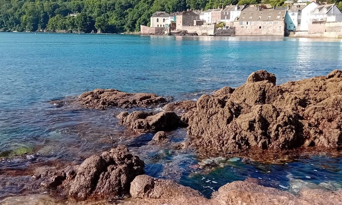 Cawsand House | Family Home Steps from Beaches: Dog-Friendly & 10/10 Rated