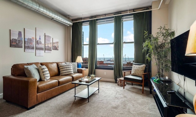 Downtown Cleveland Apartment | Spacious Downtown Cleveland Apt with Lake Views
