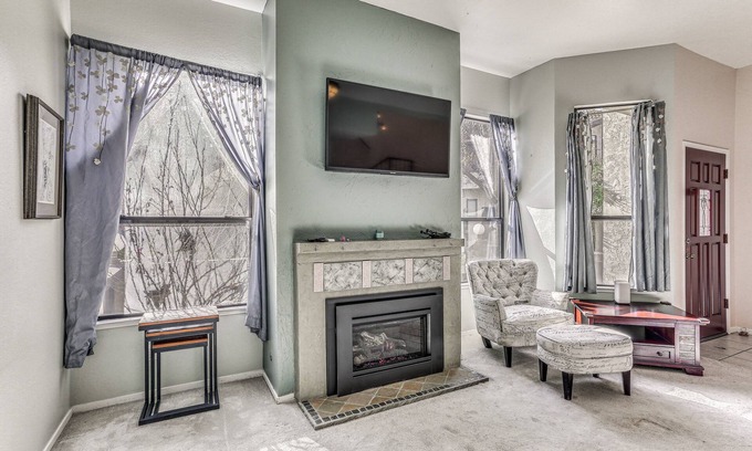 Downtown House | Inviting Downtown Fresno Townhome: Steps to UCSF & Pools