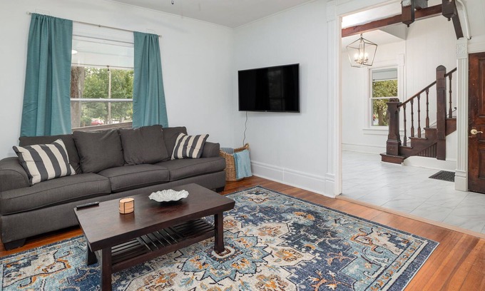 Oread House | Spacious downtown retreat steps from KU campus