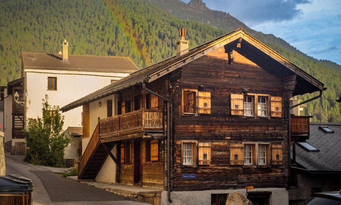 St. Luc Ski Chalet | Charming 2-Storey Chalet for 8 with Balcony and Garden