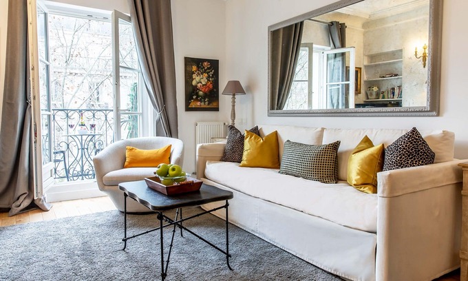 Quartier du Gros-Caillou Apartment | Enchanting 1 Bedroom with Eiffel View & Balcony Escape