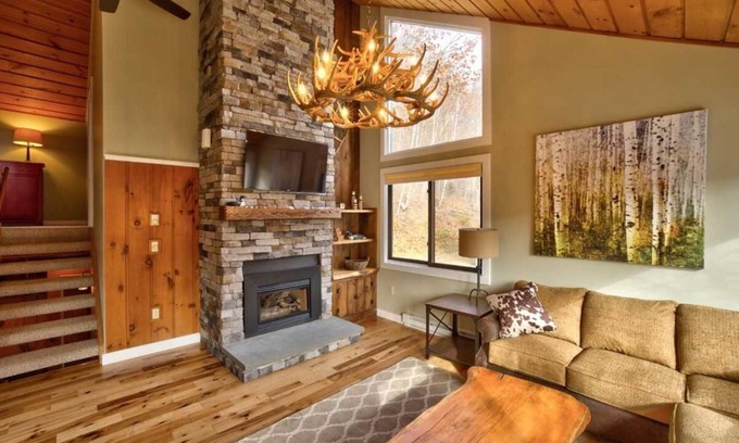Lincoln House | End Unit Townhouse with Pool & Spa in Prime Location