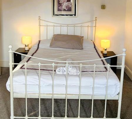 Hillsborough House | Cozy Private Ensuite with Bay Window - Rated 9.1/10
