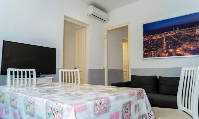 Collblanc y La Torrassa Apartment | Child-Friendly Apartment with Terrace in Ariqus City