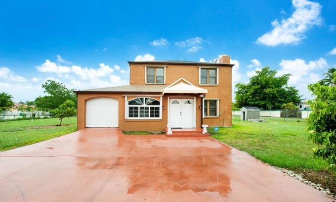 Princeton House | Spacious & Expansive Miami Home With Free Parking
