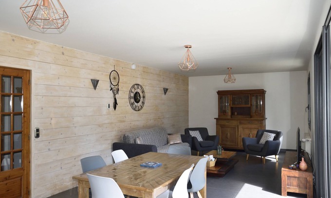 Barcelonnette Apartment | Garden Level F3 in Barcelonnette with Spa and Breakfast