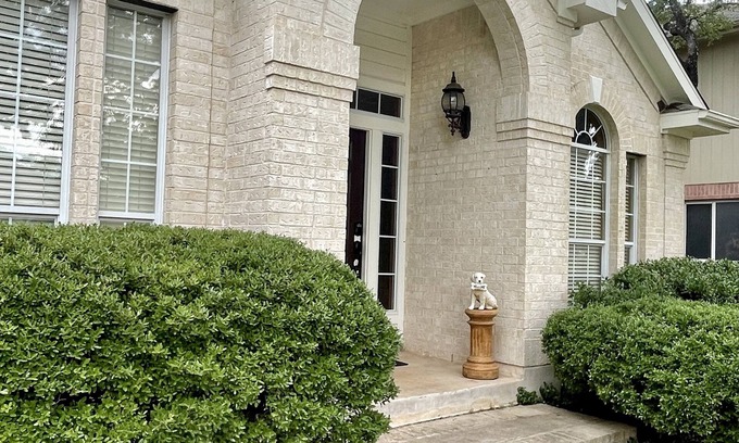 McNeil House | Family-Friendly Retreat with Lake Views and Kitchen Amenities