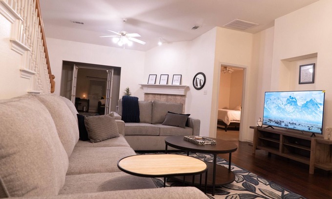 North Central Carrollton House | Spacious family friendly home. Close to shopping and restaurants.