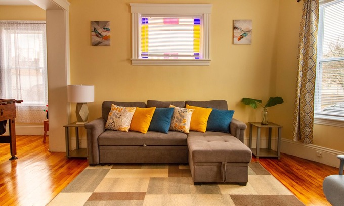 Union HIll House | Family-Friendly 3BR Apartment in Kelly Square with Pool