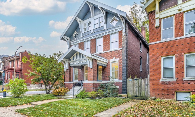 Tower Grove South House | Family & Friends Retreat Near Tower Grove Park - 10/10 Rating