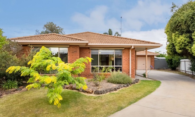 Echuca House | Family-Friendly Retreat with Pool and Breakfast Included