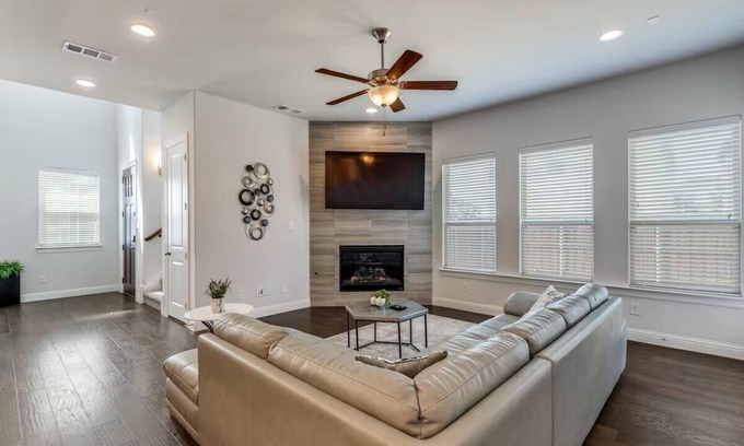 Allen House | Spacious Family Haven in Allen